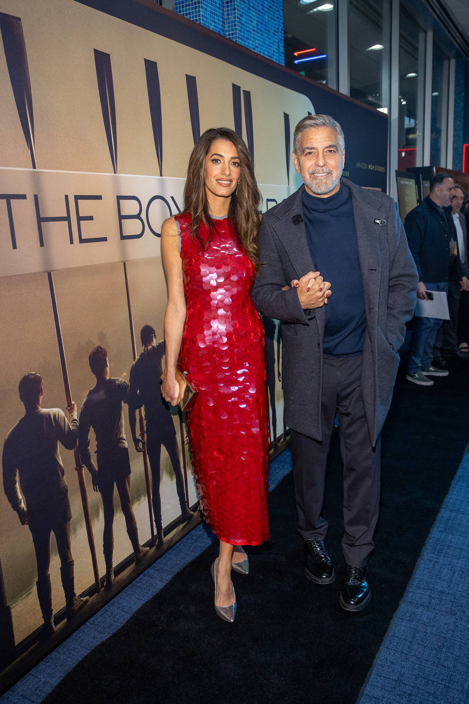Amal Clooney w czerwonych cekinach / (Fot. Materiały prasowe)