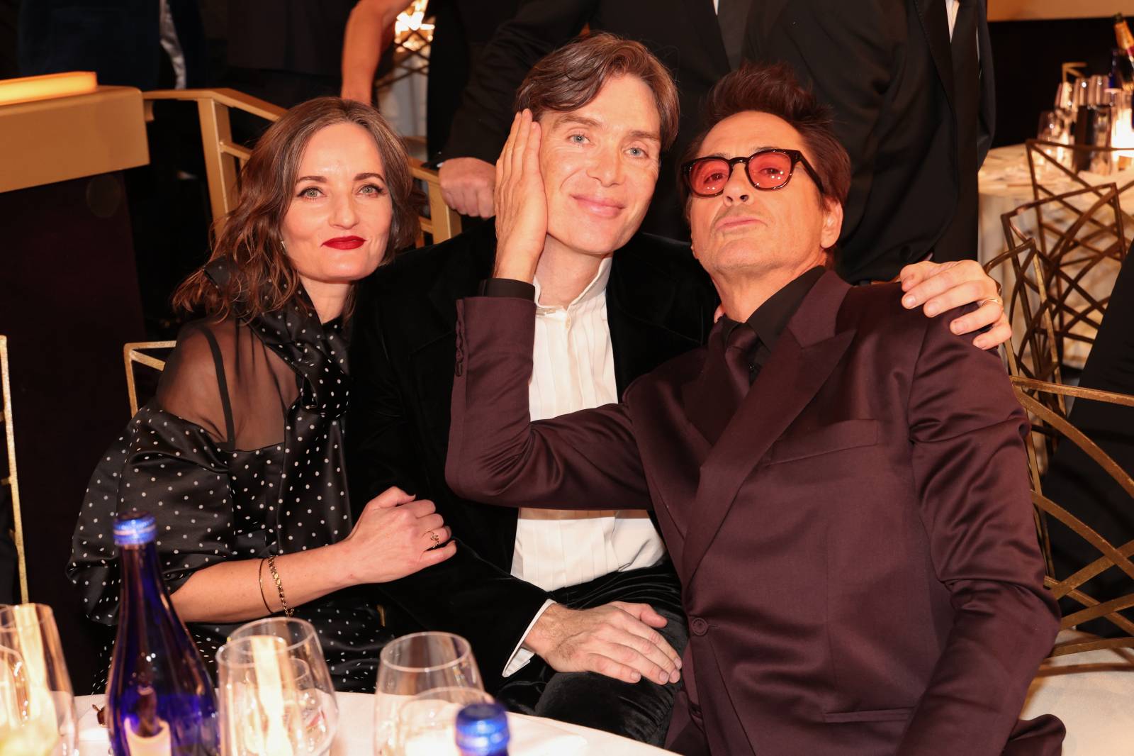 Yvonne McGuinness, Cillian Murphy i Robert Downey Jr na gali rozdania Złotych Globów 2024 (Fot. Getty Images)