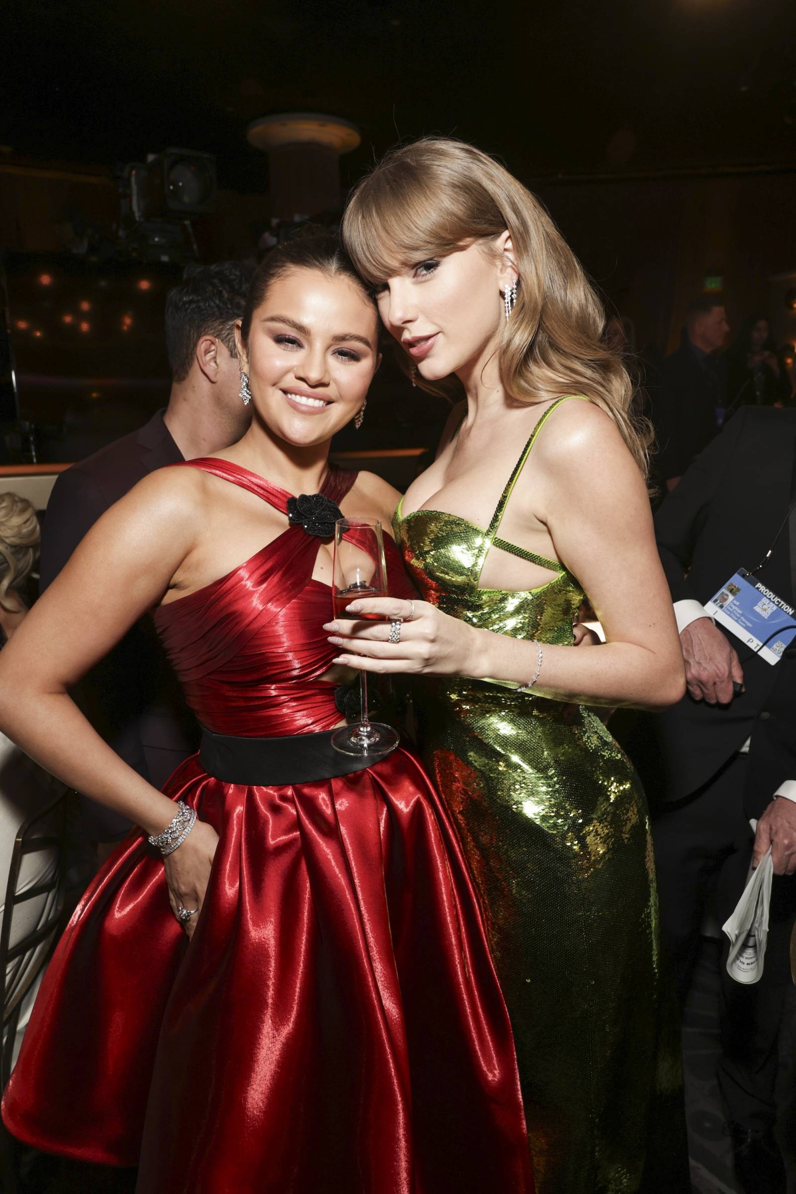 Taylor Swift i Selena Gomez spotkały się za kulisami rozdania Złotych Globów 2024 (Fot. Getty Images)