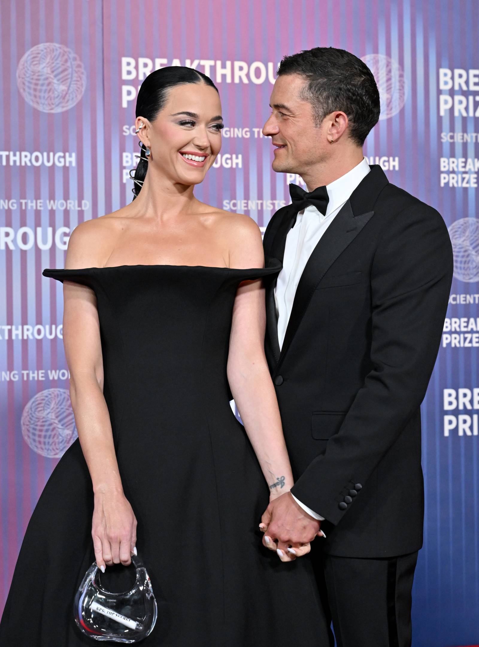 Katy Perry i Orlando Bloom w dopasowanych czarnych stylizacjach / (Fot. Getty Images)