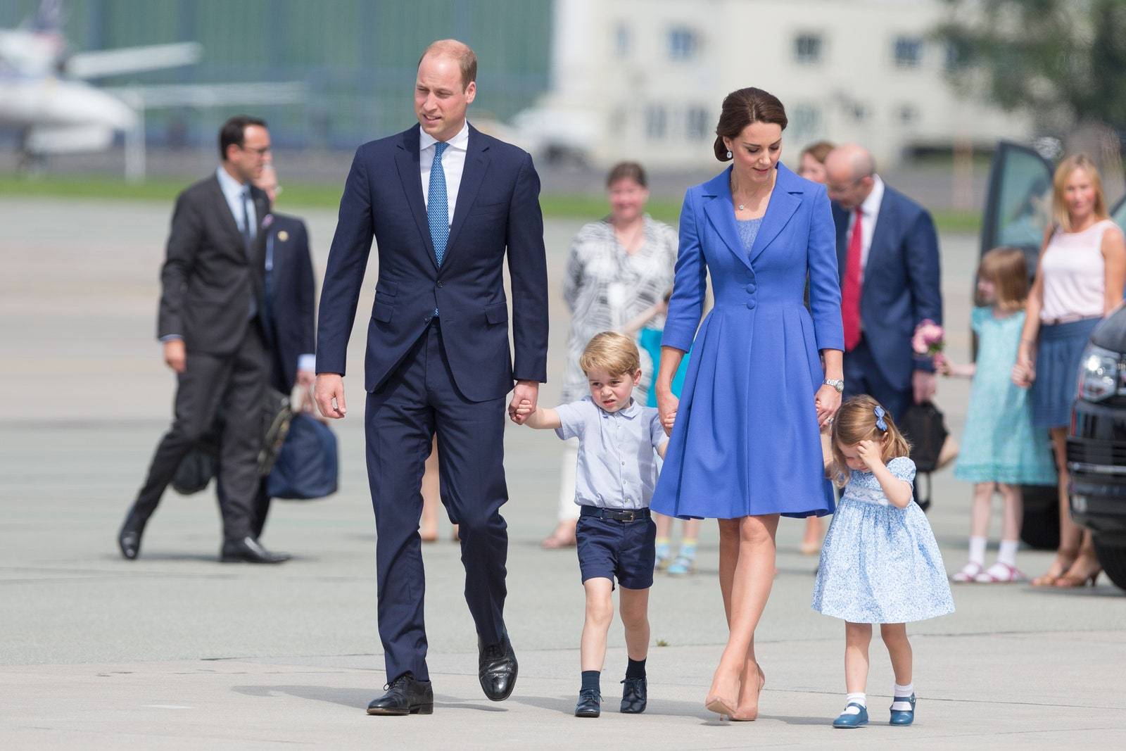 Ówcześni książęta Cambridge cali na niebiesko podczas podróży do Warszawy w lipcu 2017 roku.  (Fot. Getty Images)