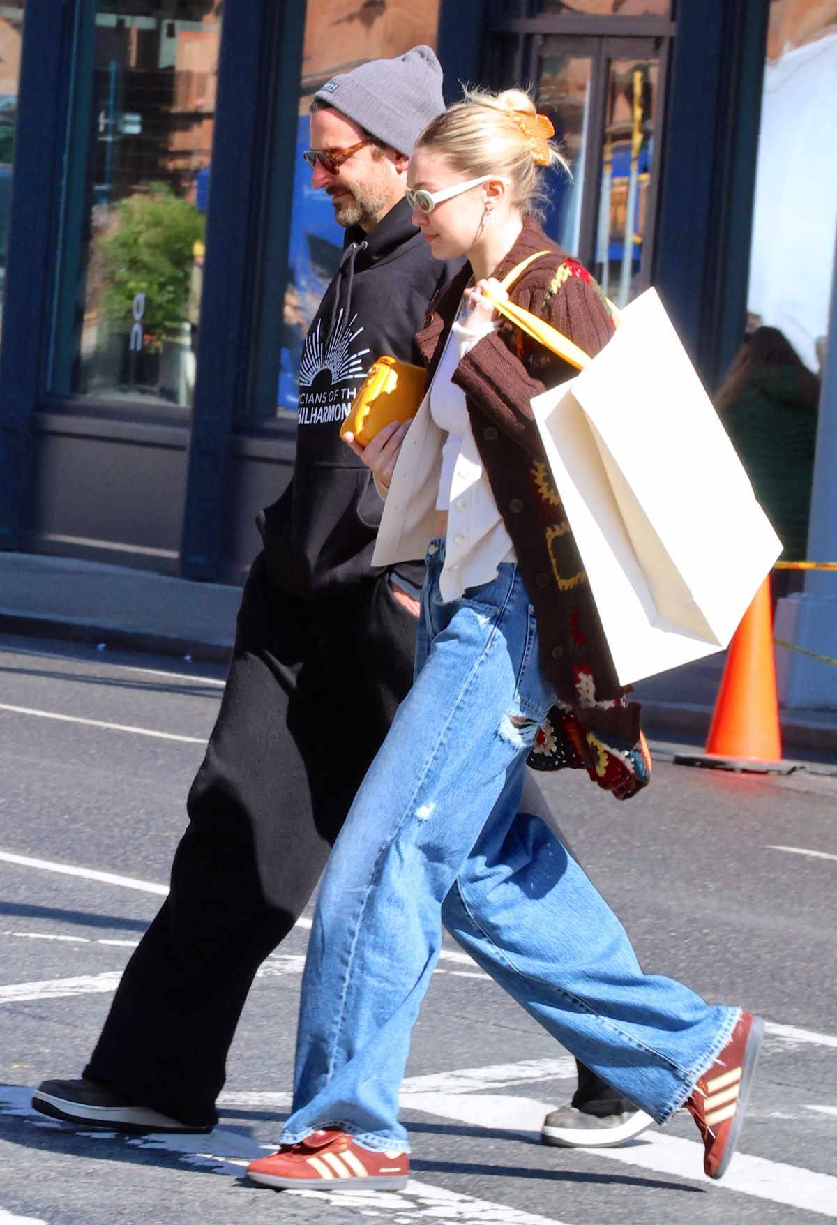 Gigi Hadid i Bradley Cooper najbardziej stylowa para show-biznesu w stylizacjach z szerokimi spodniami i sneakersami.