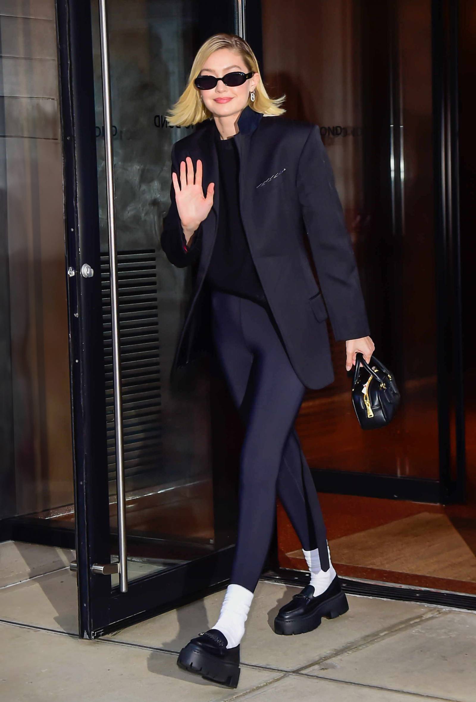 Gigi Hadid nosi legginsy zamiast spodni. Gigi Hadid zestawiła legginsy z białymi skarpetkami i mokasynami.