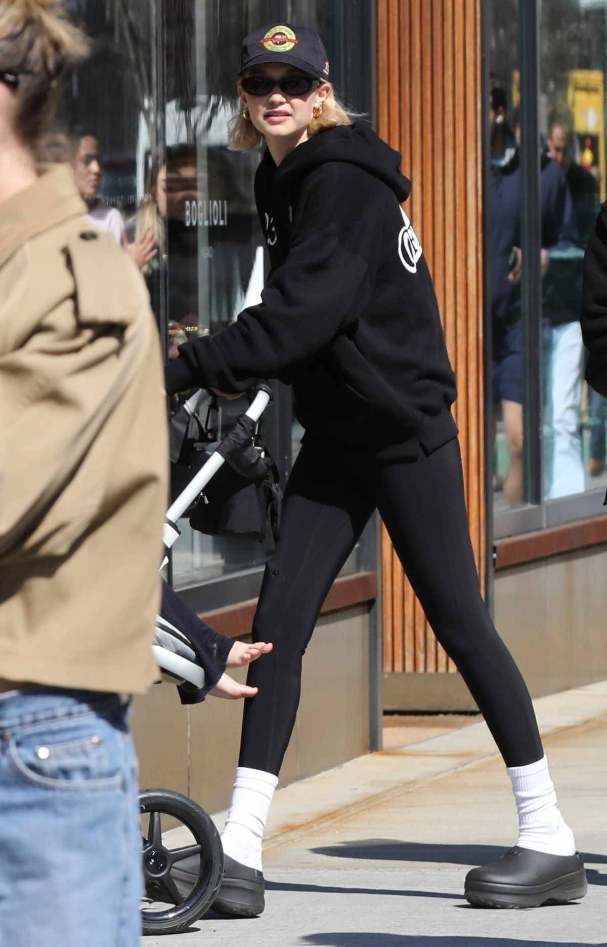 Gigi Hadid nosi legginsy zamiast spodni. Gigi Hadid zestawiła legginsy ze skarpetkami i butami ala crossy.