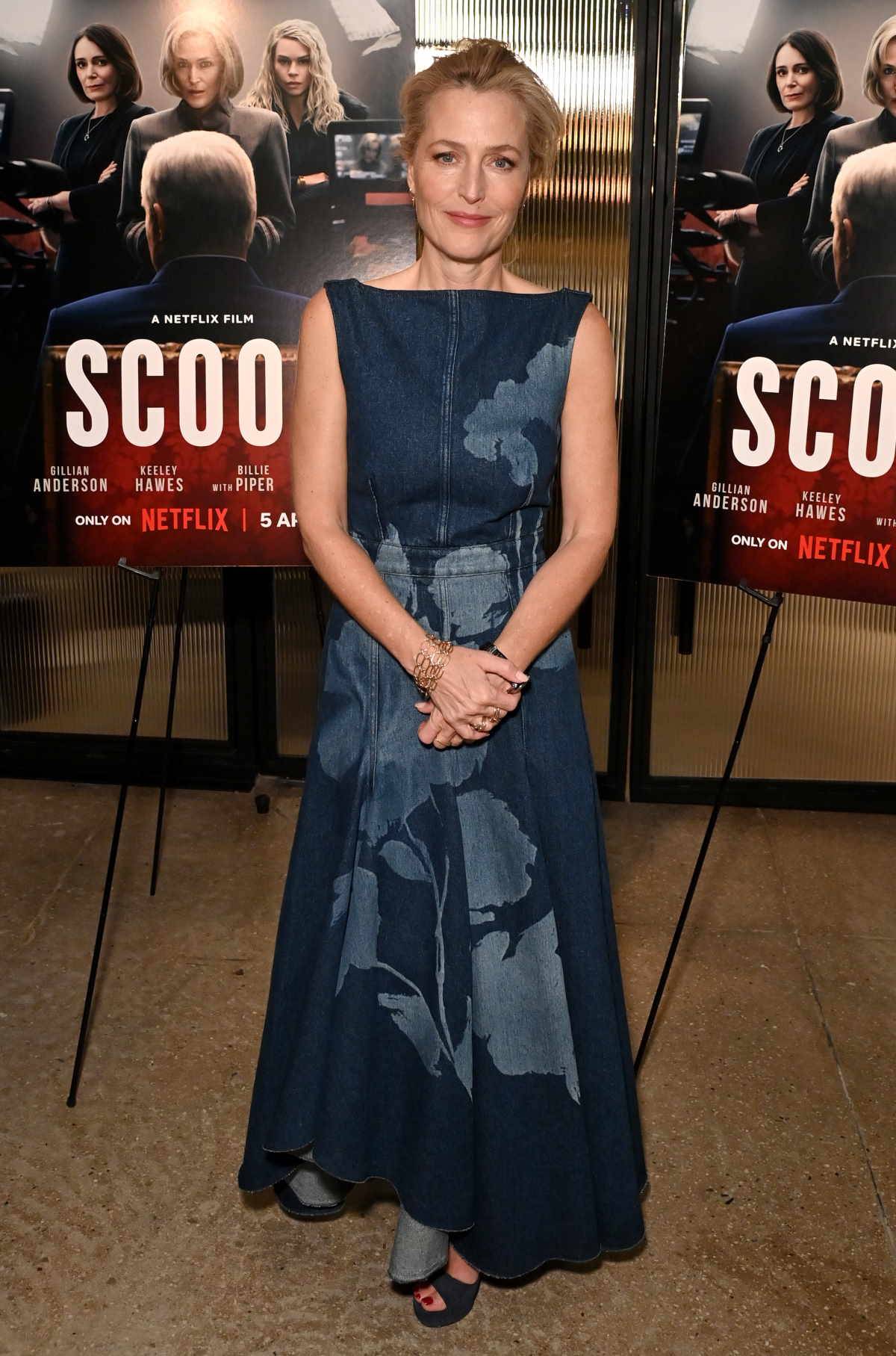 Gillian Anderson w jeansowej sukience maxi Erdem na premierze filmu Mocny temat od Netflix.