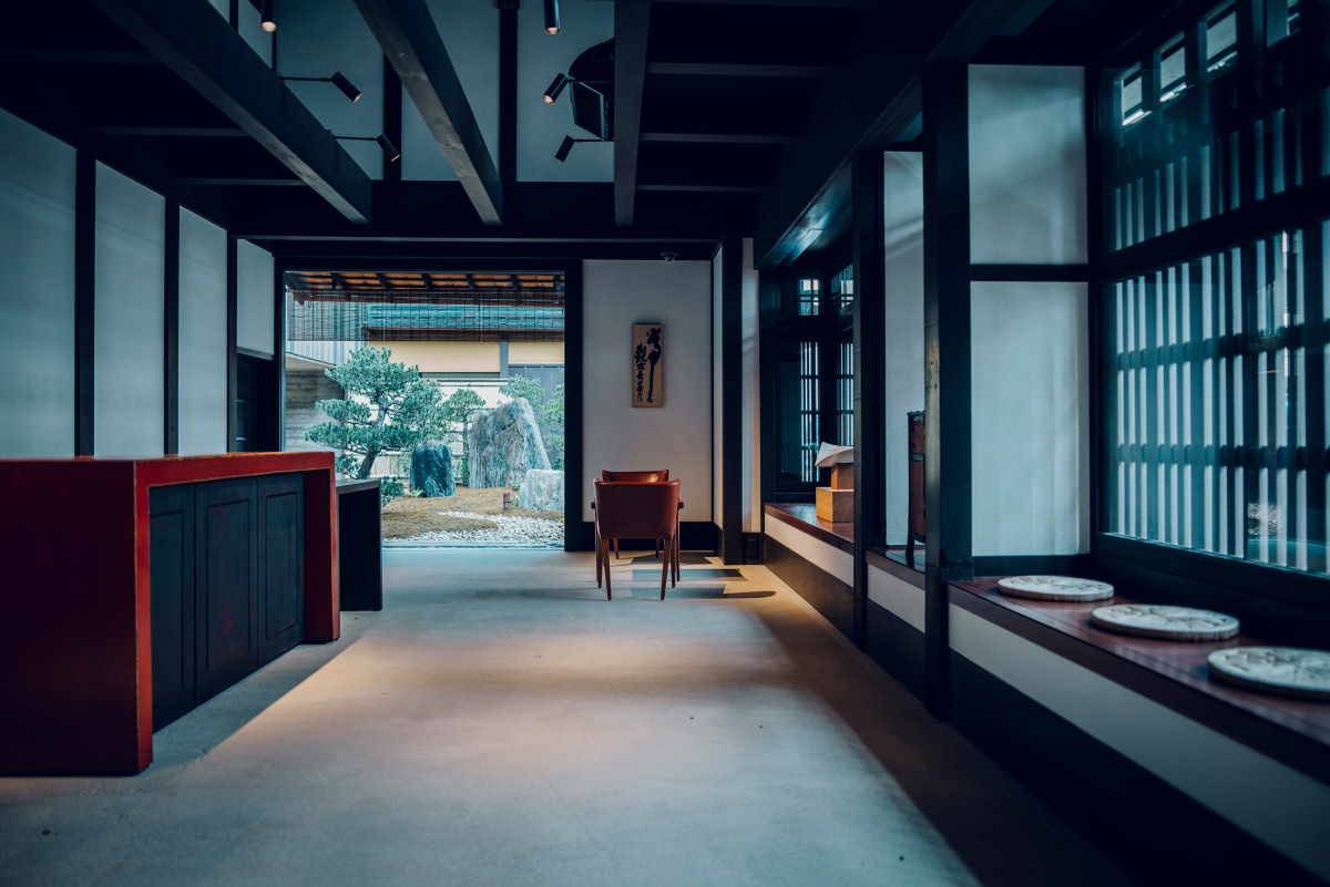 Hotel Hiramatsu w Kioto: Oaza spokoju w centrum miasta. Hotel Hiramatsu, mieszczący się w dawnej machiyi, drewnianym miejskim domu z końca XIX wieku, przebudowali architekci ze studia Nakamura Sotoji Komuten.