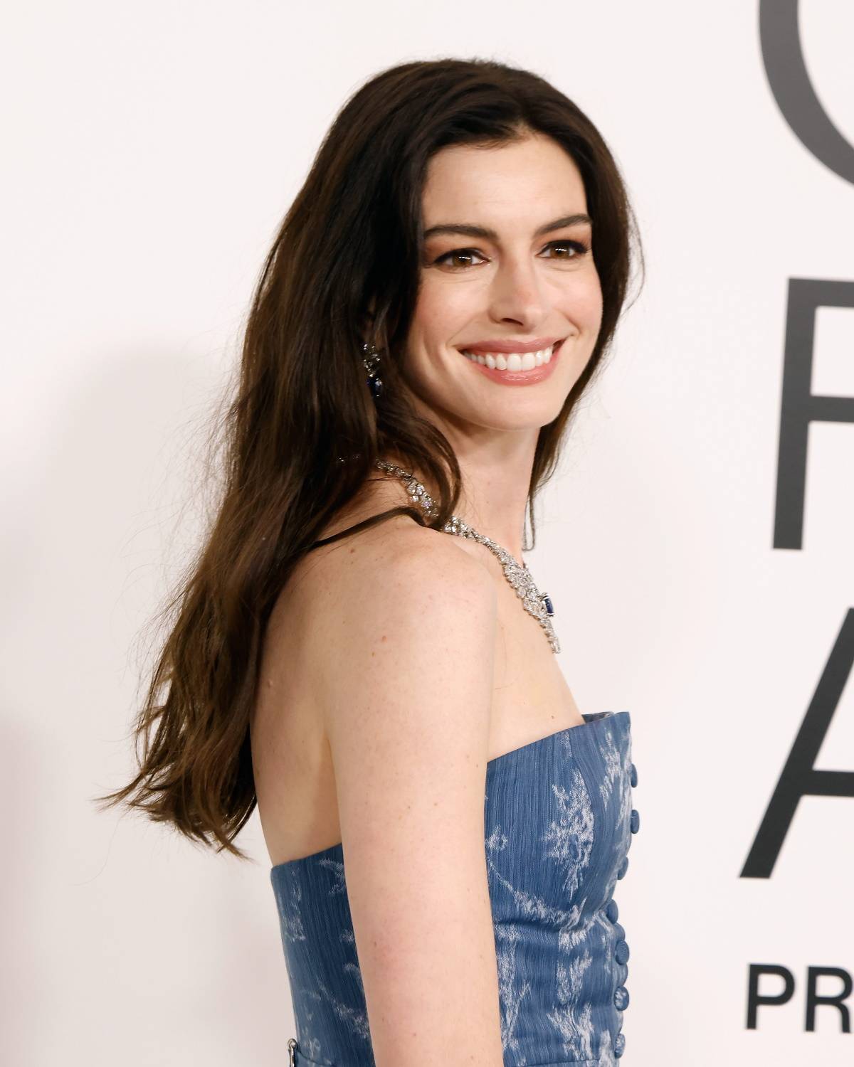  Ikona stylu Anne Hathaway w jeansowej kreacji na CFDA Awards. Anne Hathaway na gali CFDA pojawiła się w kreacji od Ralpha Laurena i postawiła na chyba najbardziej utożsamianą z USA tkaninę – sprany jeans.