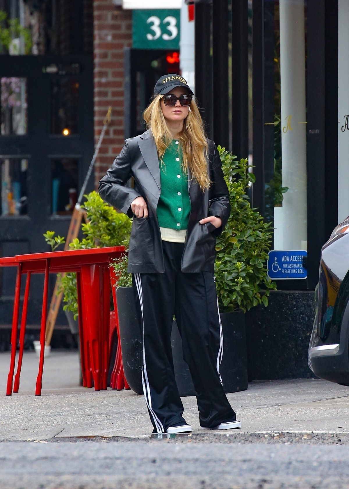 Jennifer Lawrence nosi spodnie dresowe na co dzień, zestawia je z ulubionymi sneakersami marki Vans i skórzaną marynarką.