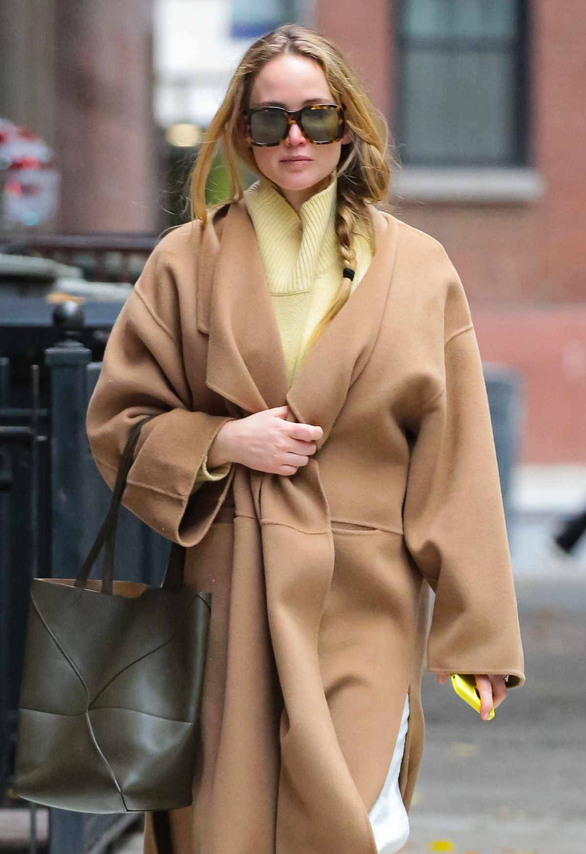 Jennifer Lawrence łączy sportowe buty i camelowy płaszcz. Aktorka Jennifer Lawrence zaprezentowała casualowy look, w którym na pierwszy plan wybijają się buty adidas model Gazelle i camelowy płaszcz.
