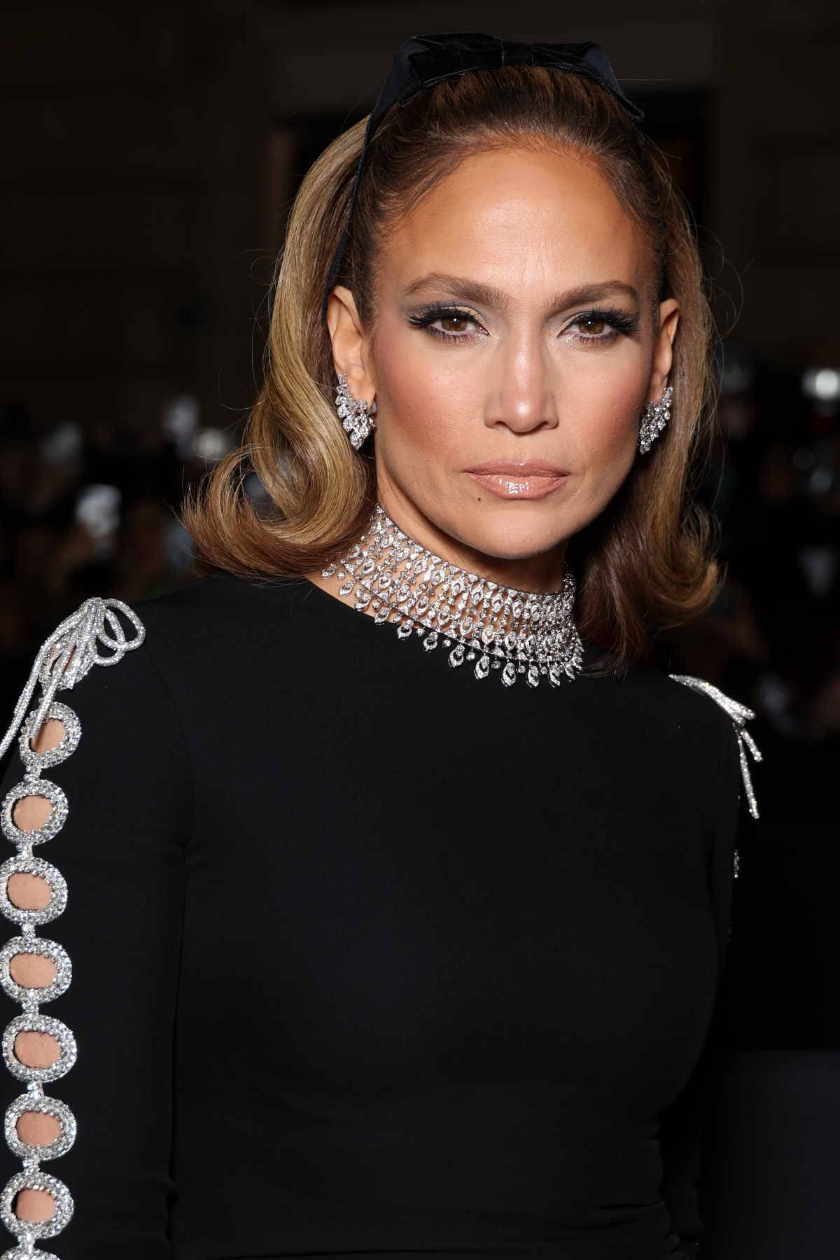 Jennifer Lopez stylizuje ulubiony dodatek, kokardę we włosach. 