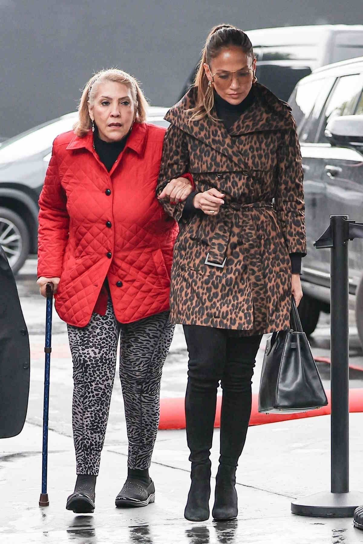 Jennifer Lopez zestawia skinny jeans z zamszowymi kozakami (Fot. Backgrid/East News)