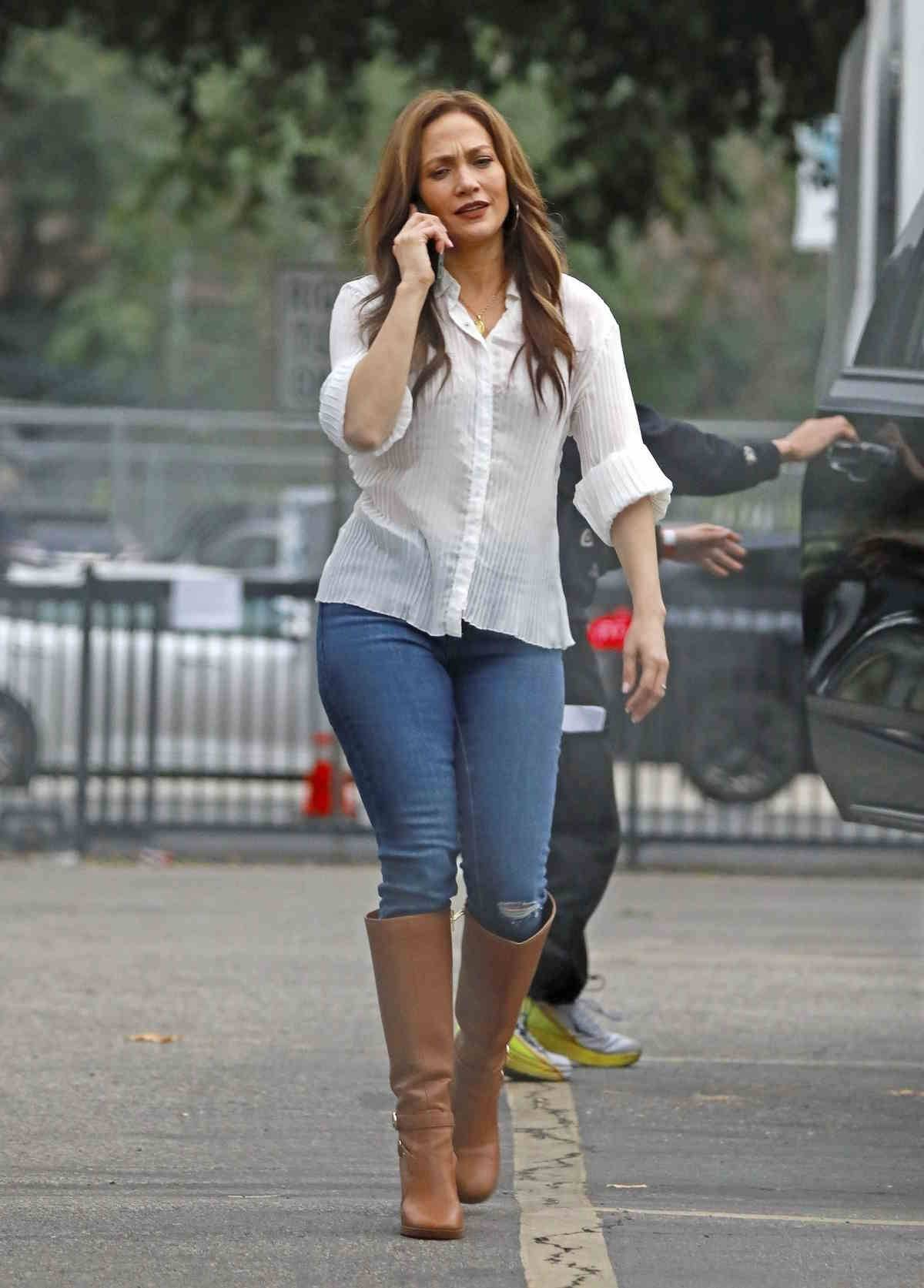 Jennifer Lopez w skinny jeans i brązowych kozakach.