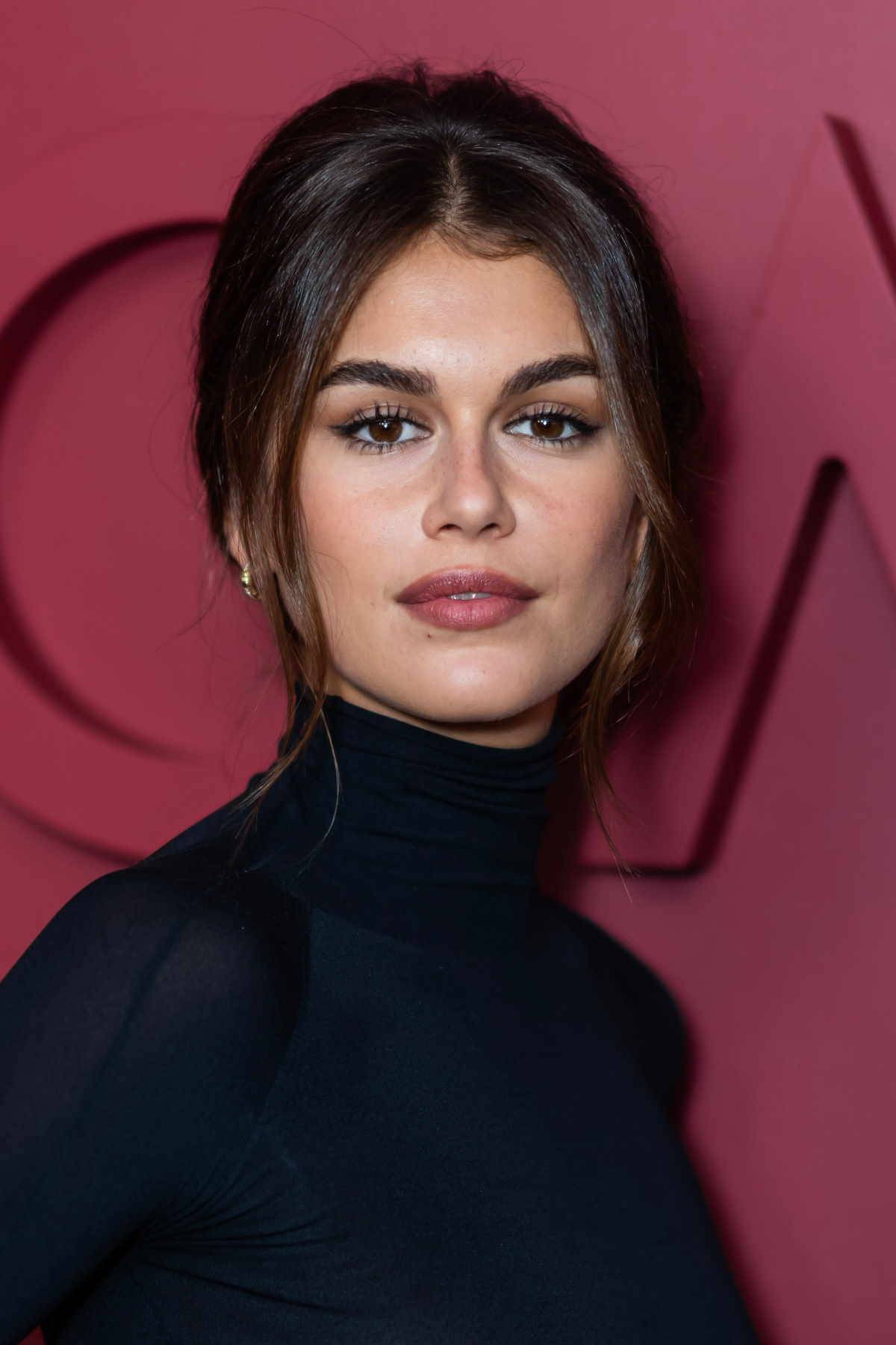 Kaia Gerber już lansuje nowy supermodny model sneakersów na wiosnę 2024 roku.