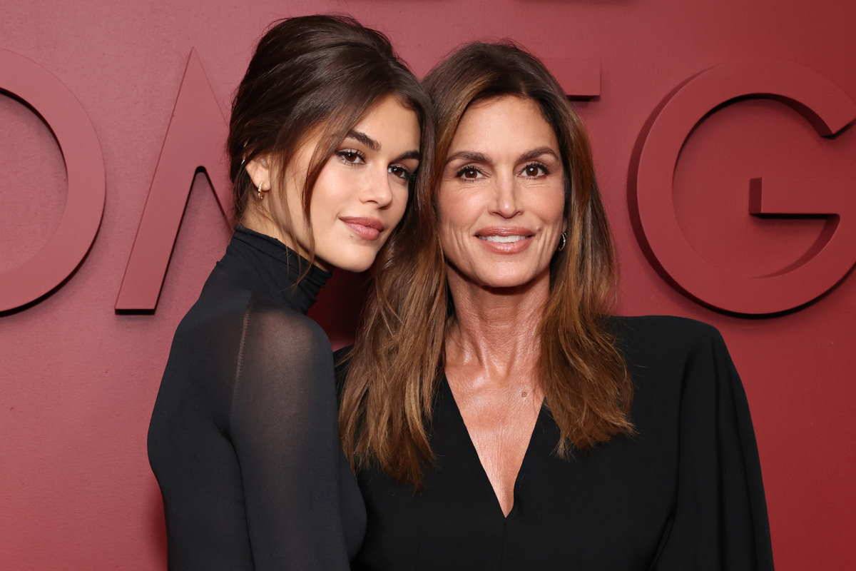 Cindy Crawford i jej córka Kaia Gerber zachwycają w czerni.  Kaia Gerber już nieraz udowadniała, że tak samo jak jej mama, Cindy Crawford, ma doskonałe wyczucie stylu. Teraz obie zachwyciły w czarnych kreacjach.