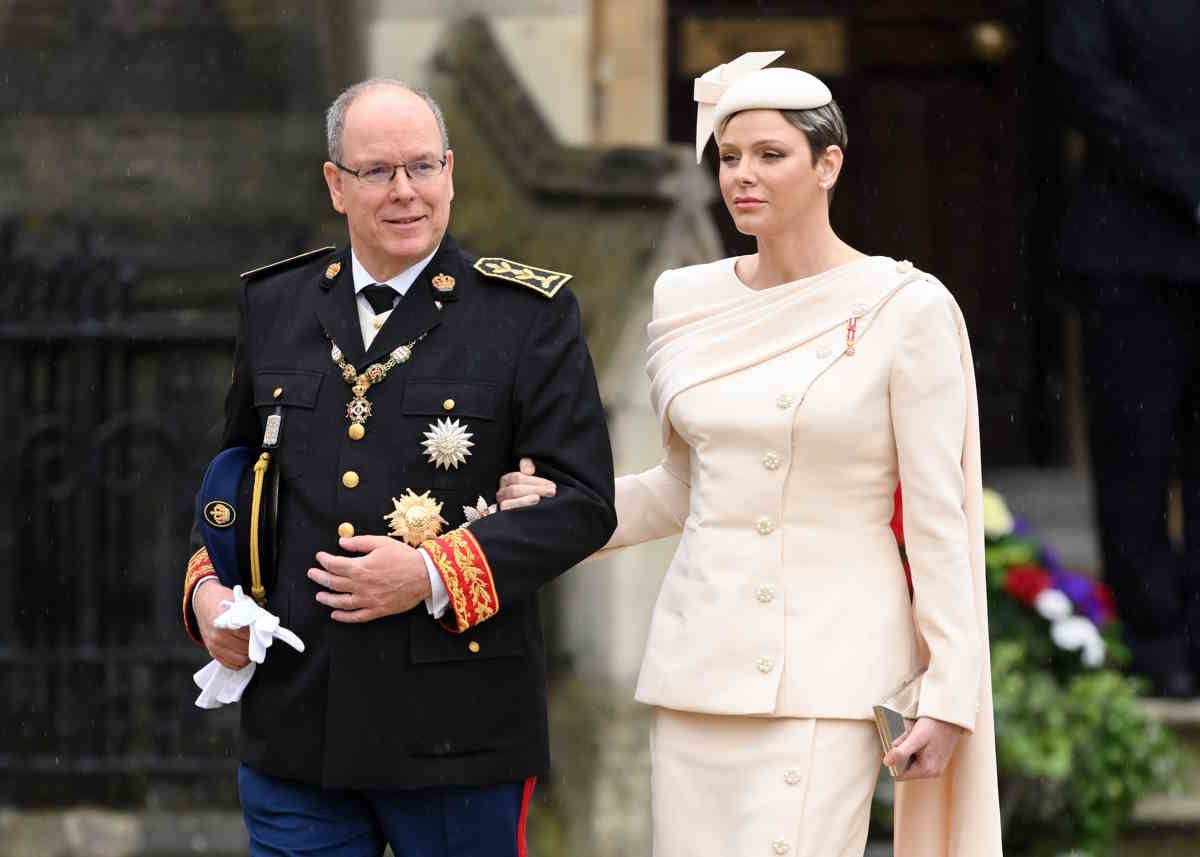 Pałac Książęcy w Monako opublikował kartkę świąteczną 2023. Księżę Albert i Księżna Charlene zapozowali z dziećmi na srebrno-złotym tle.