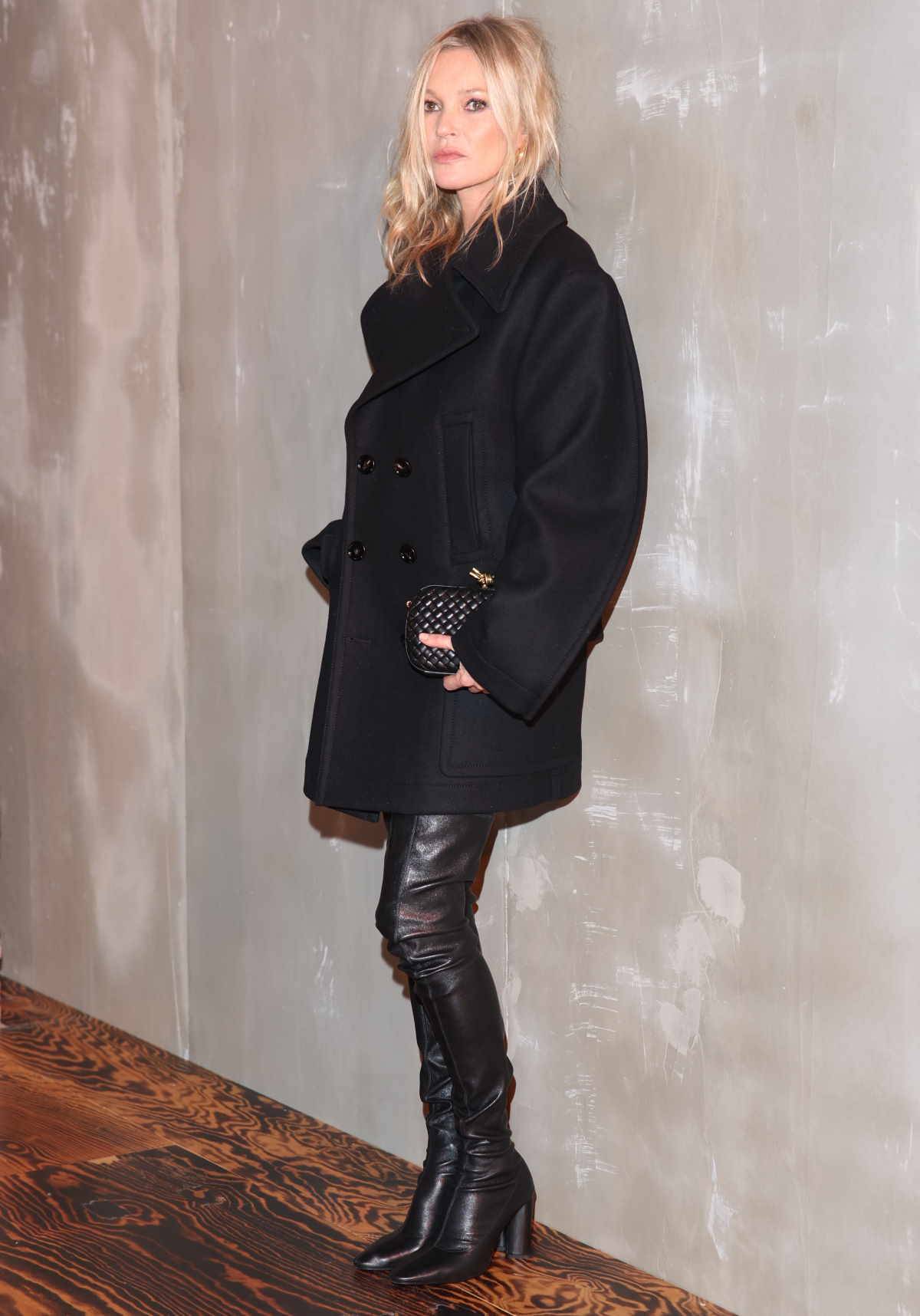 Kozaki do połowy uda to must-have dla Seleny Gomez i Kate Moss. W czarnych skórzanych muszkieterkach mogliśmy ostatnio podziwiać ikonę mody Kate Moss, która połączyła je z krótkim czarnym płaszczem z dwoma rzędami guzików i minitorebką. 