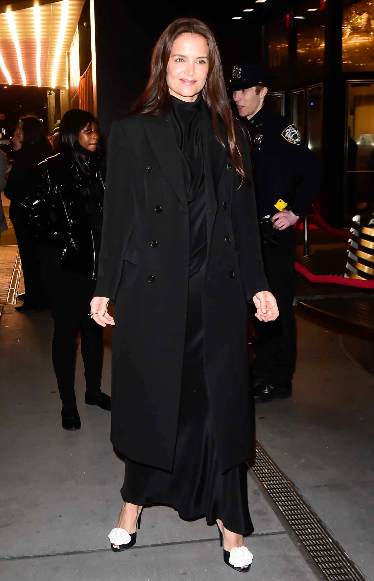 Katie Holmes do czarnej sukienki nosi seksowne klapki peep-toe.