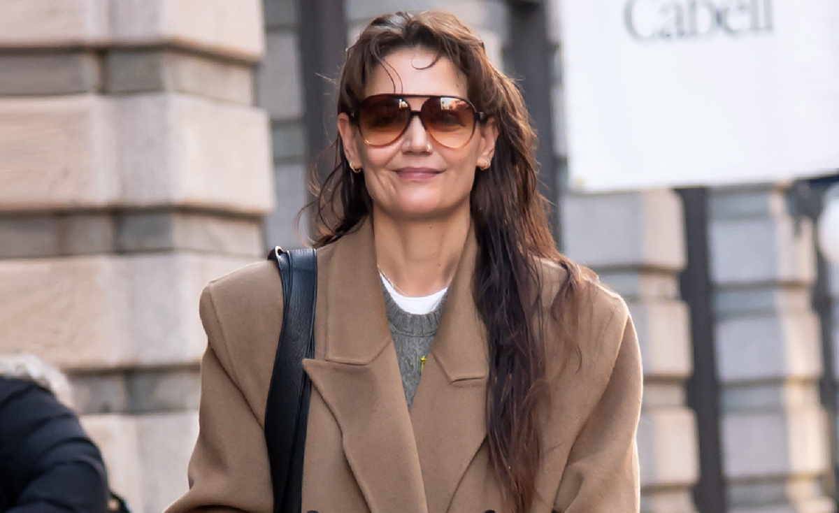 Katie Holmes zimą nosi adidasy Samba. Katie Holmes nawet zimą nie rozstaje się z kultowymi adidasami Samba. Popularny model butów nosi do ciepłego płaszcza i szalika w kratę.