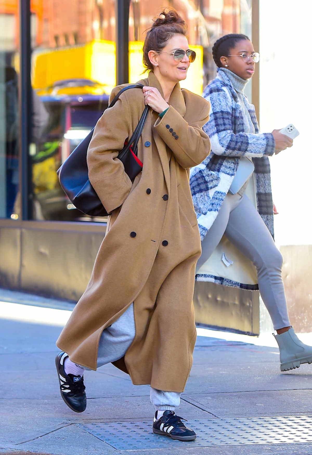 Katie Holmes zimą nosi adidasy Samba. Katie Holmes nawet zimą nie rozstaje się z kultowymi adidasami Samba. Popularny model butów nosi do ciepłego płaszcza i szalika w kratę.