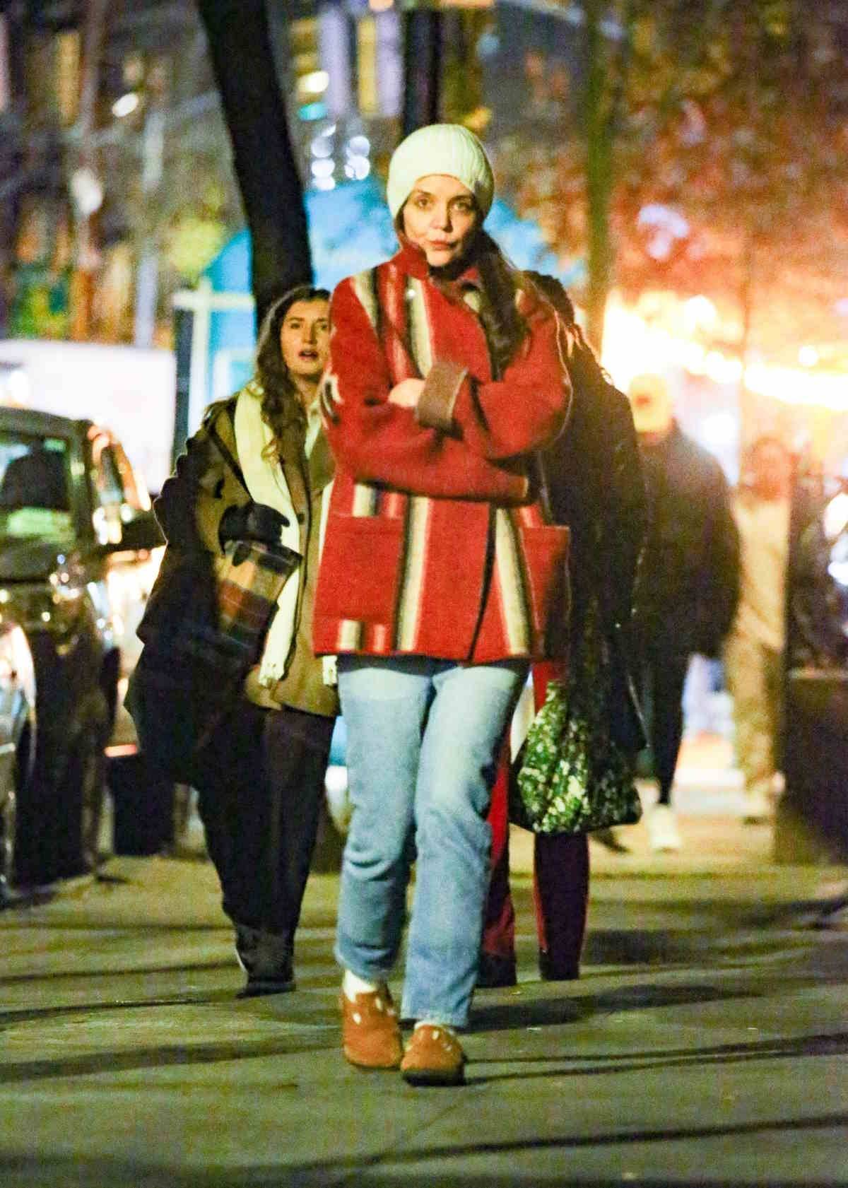 Katie Holmes w Birkenstockach i białych skarpetkach zimą.