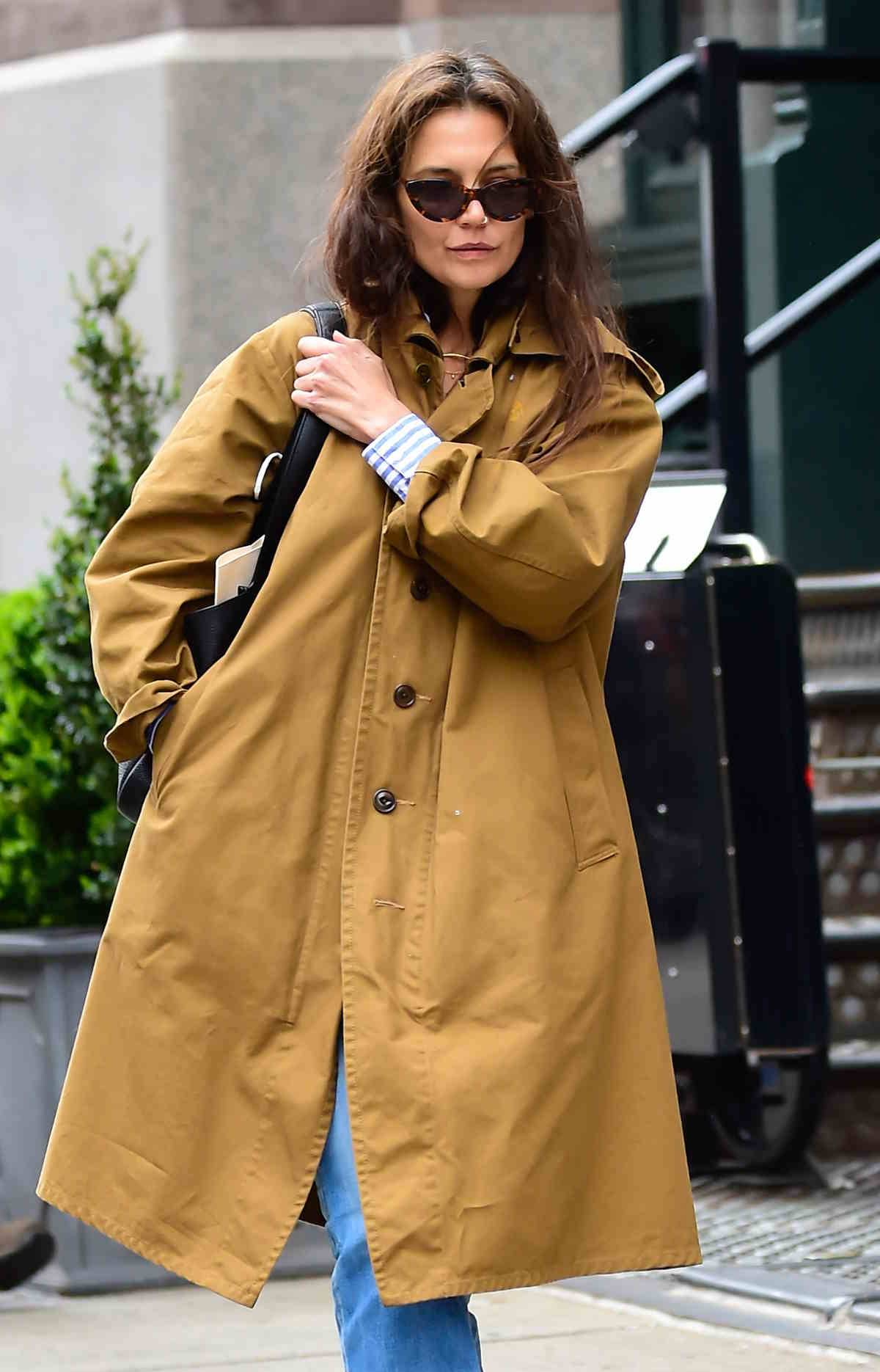 Katie Holmes w trenczu, jeansach i czarnych mokasynach.