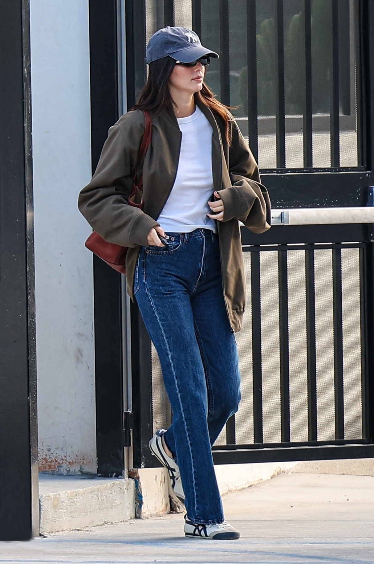 Kendall Jenner do prostych jeansów nosi sneakersy Onitsuka Tiger, najmodniejszy model na 2024 rok.