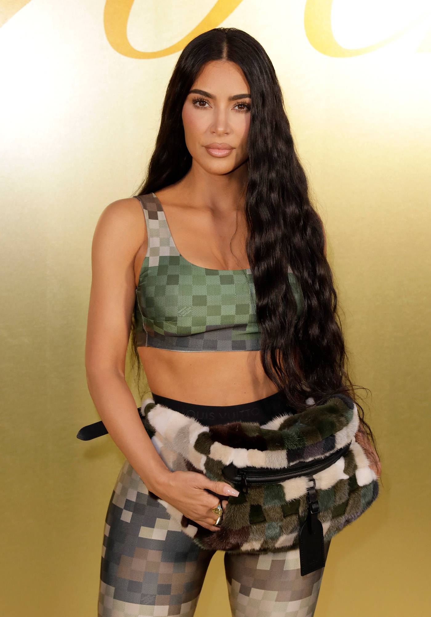 Kim Kardashian w bikini w wężowy print / (Fot. Getty Images)