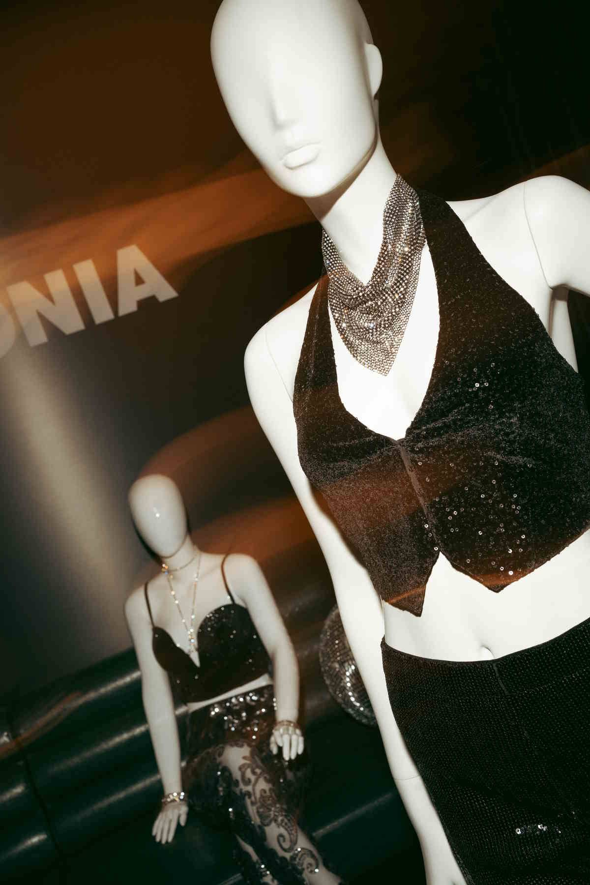 Kolekcja marki Calzedonia na Święta 2023 roku. Świąteczna kolekcja „Let’s Party” marki Calzedonia sprawdzi się na wszystkie grudniowe przyjęcia – Christmas party w biurze, Wigilię i sylwestra.