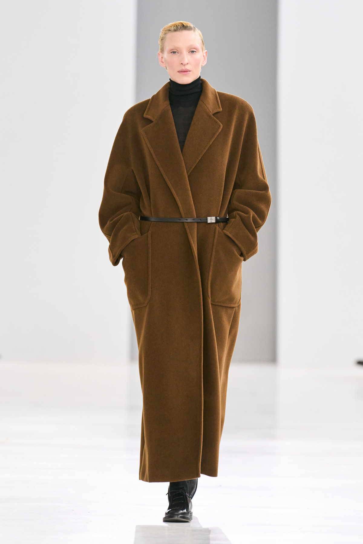 Kolekcja Max Mara na jesień-zimę 2024-2025, zainspirowana francuską pisarką Sidonie-Gabrielle Colette, to nowoczesna interpretacja elegancji.