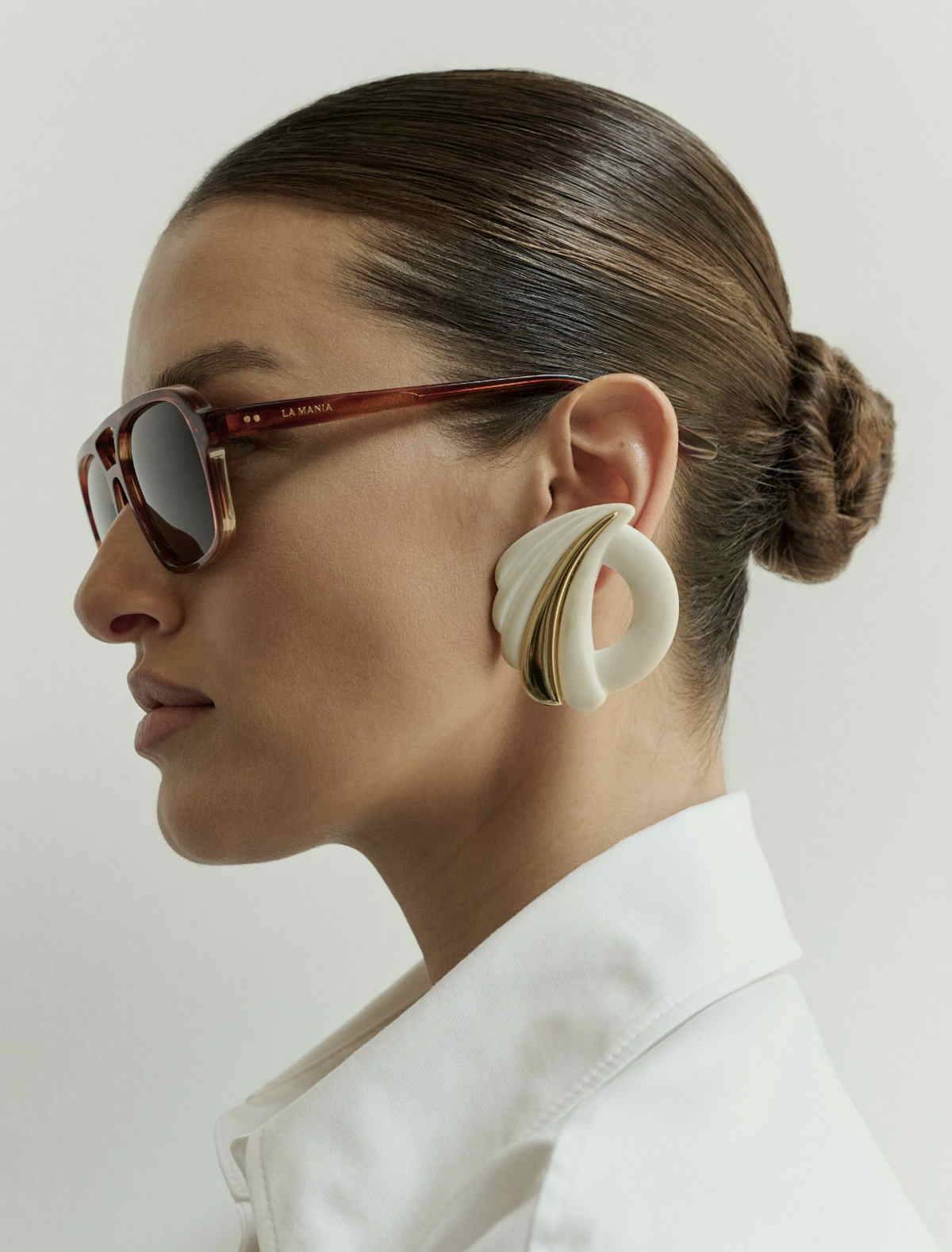 Moda z lat 90. i 70. zainspirowały twórców marki La Mania do zaprojektowania kolekcji okularów przeciwsłonecznych La Mania Eyewear 2024.
