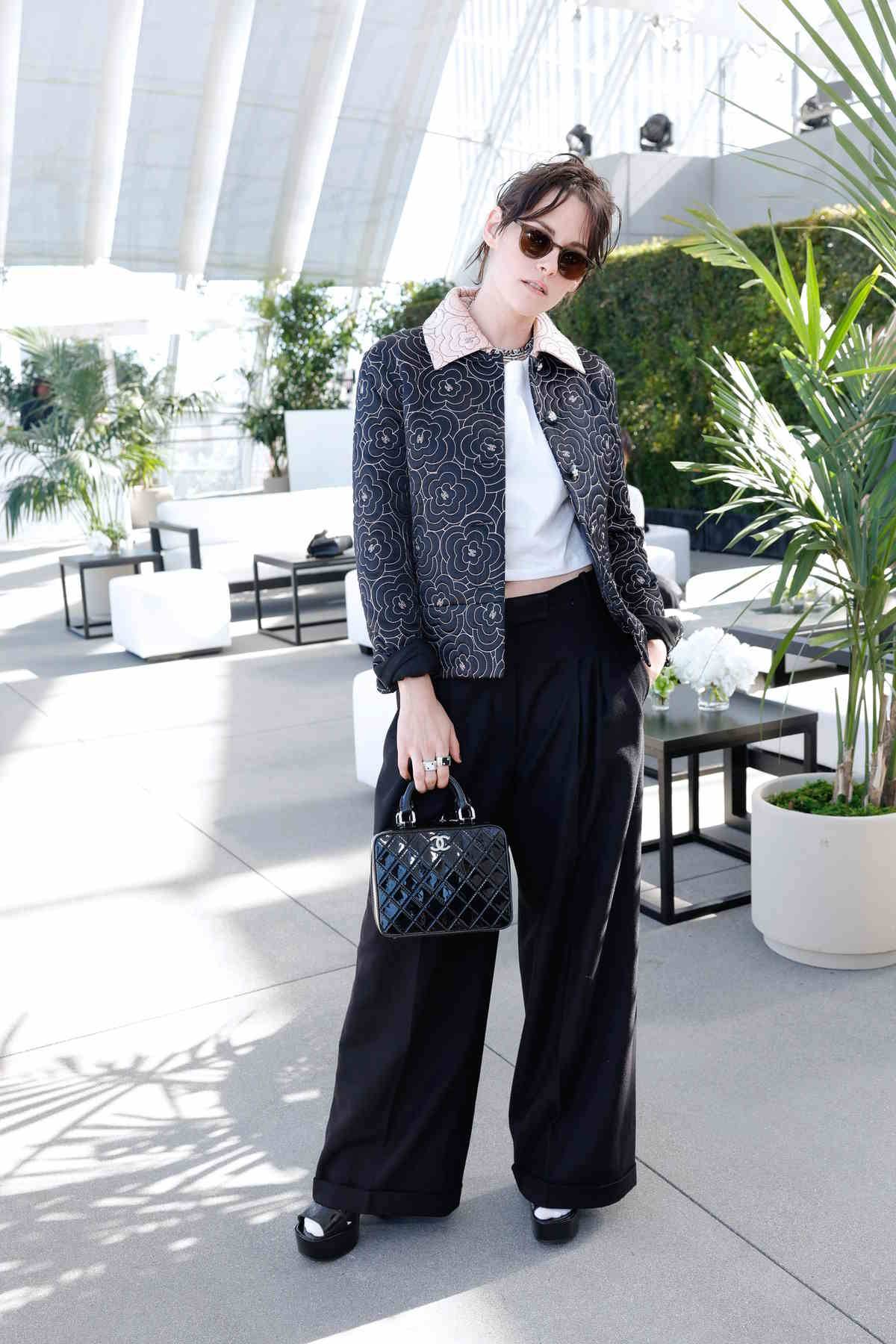Kristen Stewart na przyjęcie Chanel w Los Angeles przyszła z partnerką Dylan Meyer. Wybrąły na tę okazję dopasowane stylizacje.