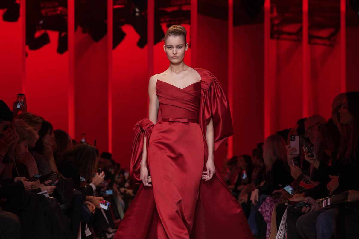 Królewska kolekcja Elie Saab haute couture wiosna-lato 2024. Kolekcję haute couture na sezon wiosna-lato 2024 Elie Saab zatytułował „Desert Rose”. W projektach widać inspiracje marokańską architekturą.