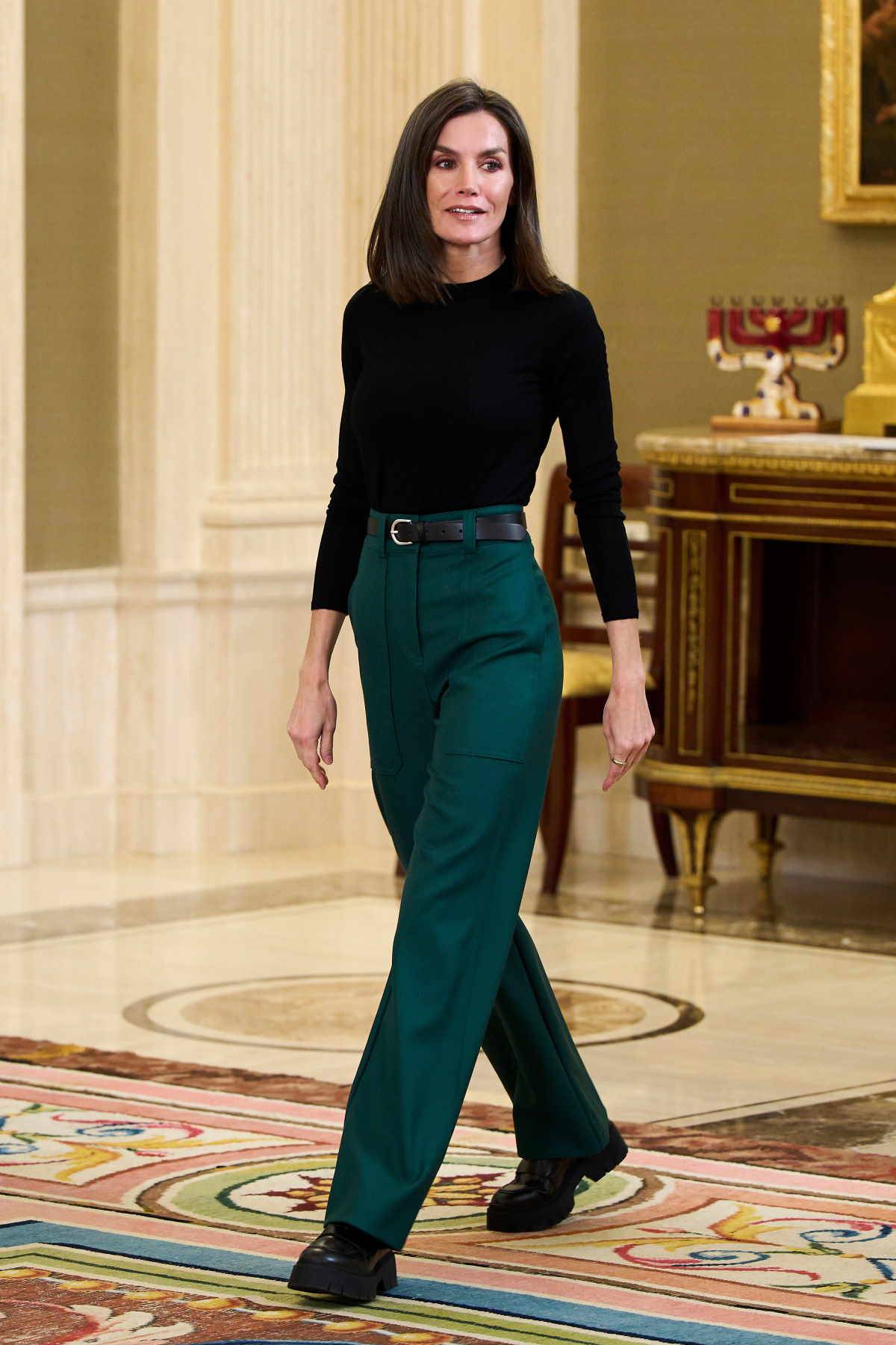 Królowa Letycja po zmianie fryzury zmienia styl. Zielone spodnie z bardzo wysokim stanem marki Boss zestawiła z ciężkimi czarnymi butami Boss.