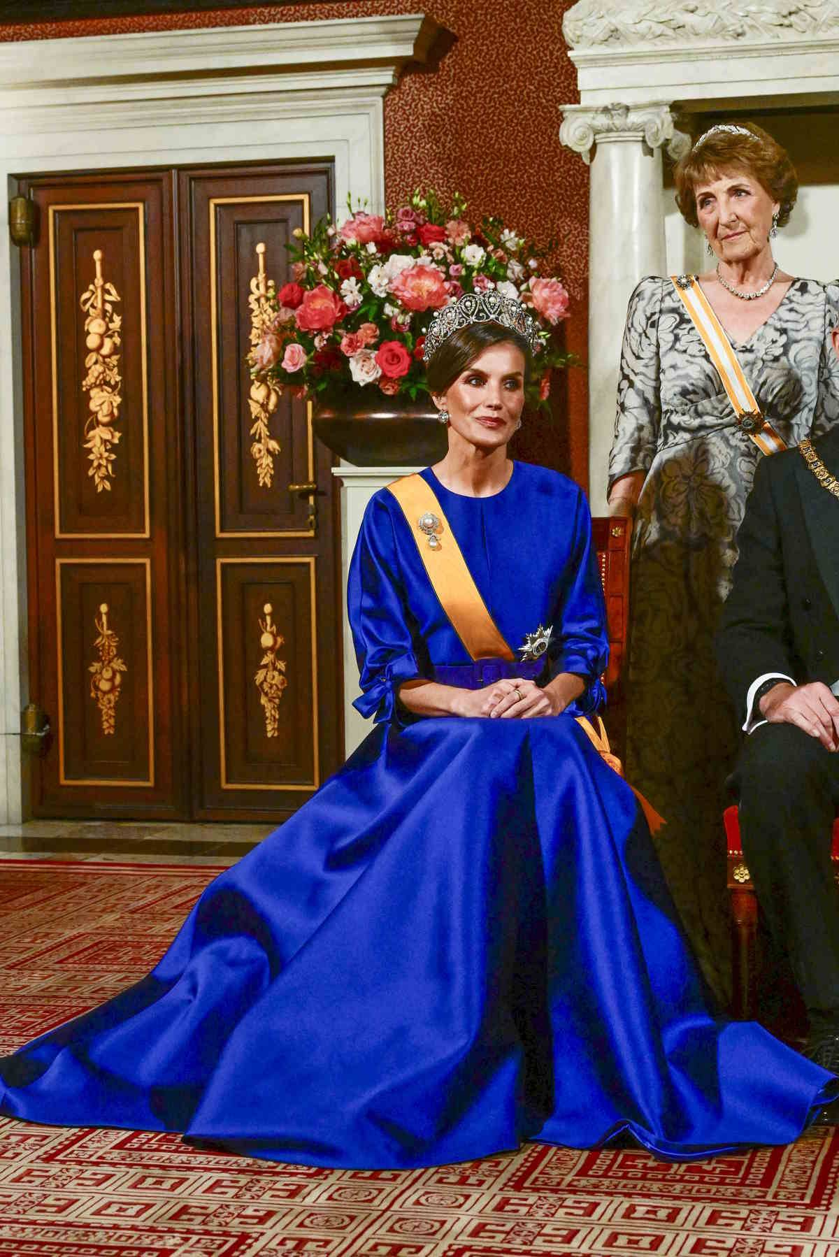 Królowa Letycja w balowej sukni w odcieniu royal blue. Hiszpańska rodzina królewska odwiedza Holandię.