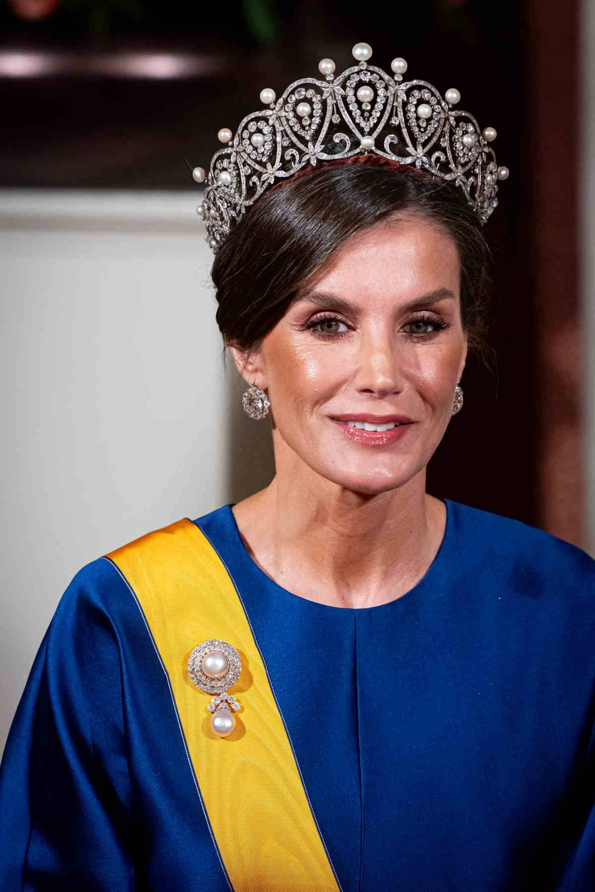 Królowa Letycja w balowej sukni w odcieniu royal blue. Hiszpańska rodzina królewska odwiedza Holandię.