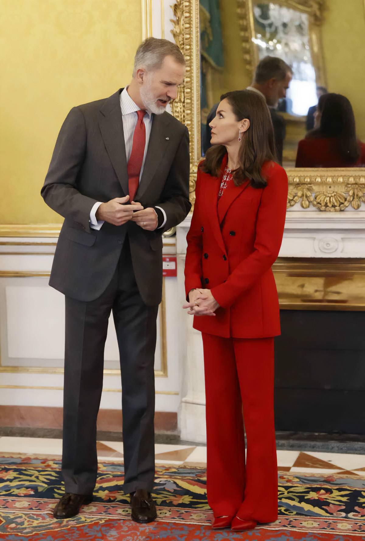Królowa Hiszpanii Letycja, żona króla Filipa, prezentuje dwuczęściowy garnitur w czerwonym kolorze.