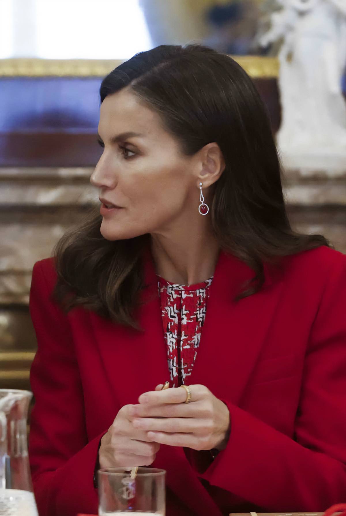 Królowa Hiszpanii Letycja, żona króla Filipa, prezentuje dwuczęściowy garnitur w czerwonym kolorze.