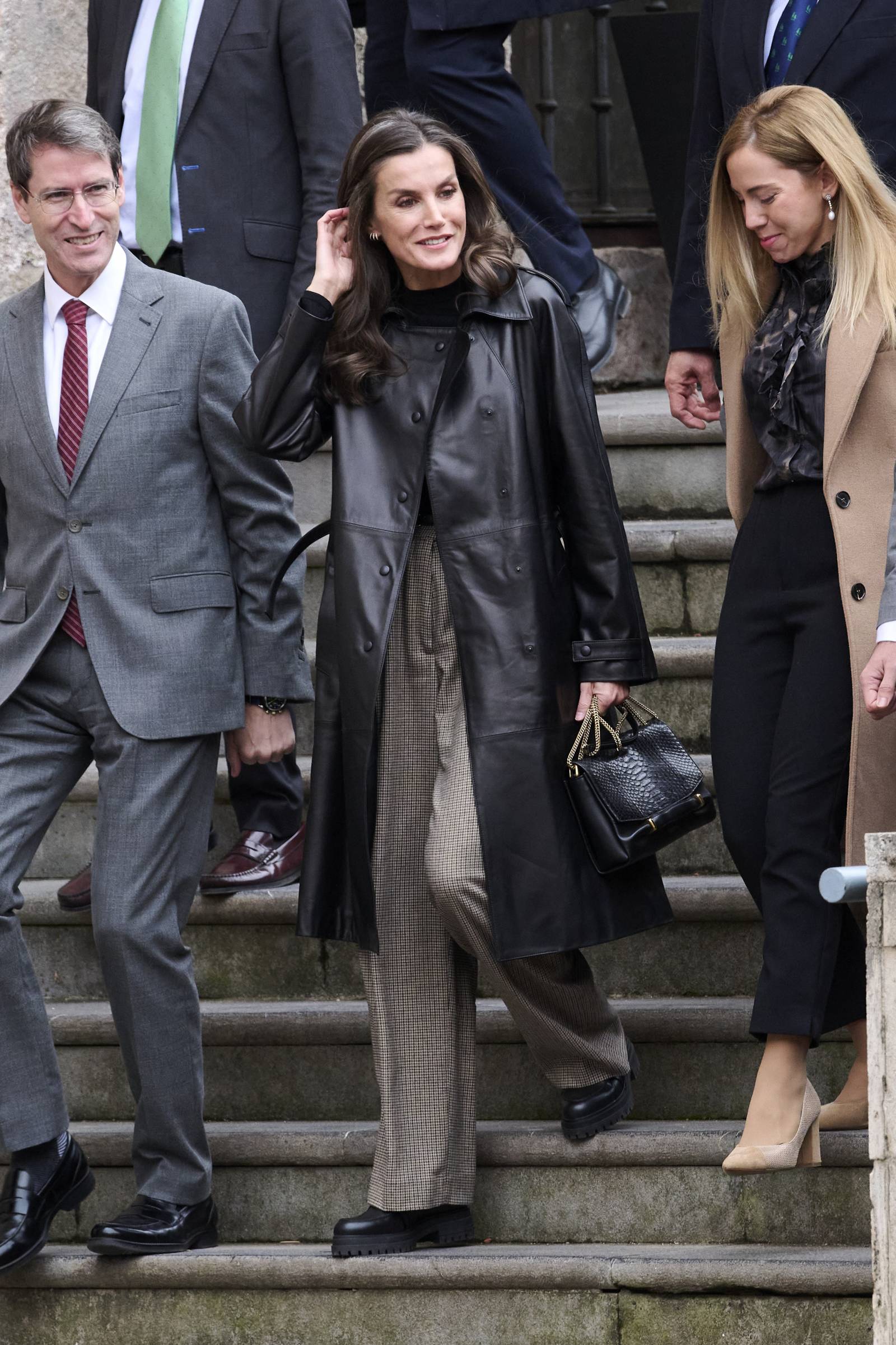 Królowa Letycja w jesiennej stylizacji ze skórzanym płaszczem w roli głównej (Fot. Getty Images)