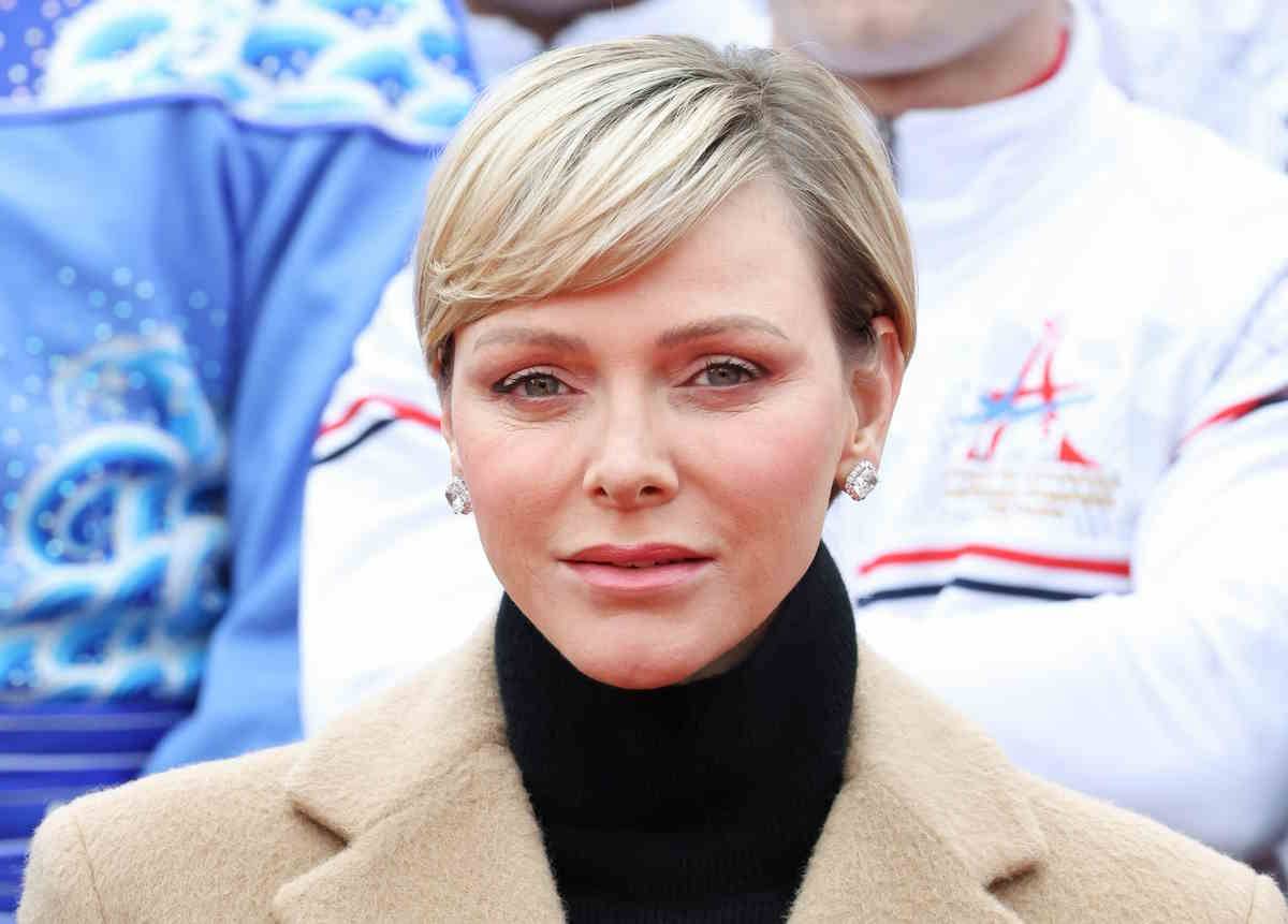 Księżna Charlene w modnym karmelowym płaszczu i kozakach na słupku.