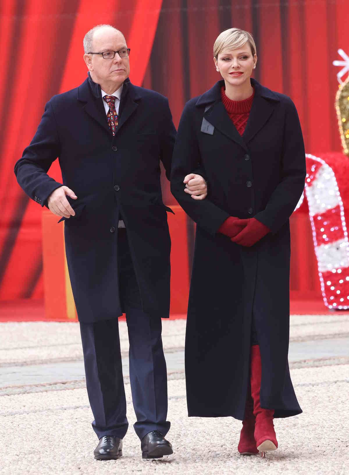 Księżna Charlene olśniewa w czerwonych kozakach Manolo Blahnika. W najnowszej stylizacji księżnej Charlene króluje czerwony sweter, zamszowe czerwone kozaki i czerwone rękawiczki zestawione z czarnym płaszczem.