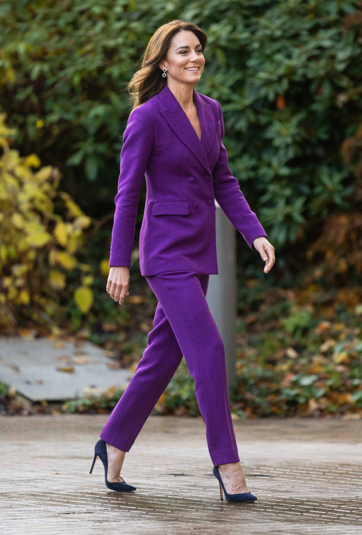 Księżna Kate w garniturze w królewskim odcieniu fioletu. Księżna Kate pojawiła się na londyńskim wydarzeniu w ulubionym fioletowym garniturze projektu Emilii Wickstead.