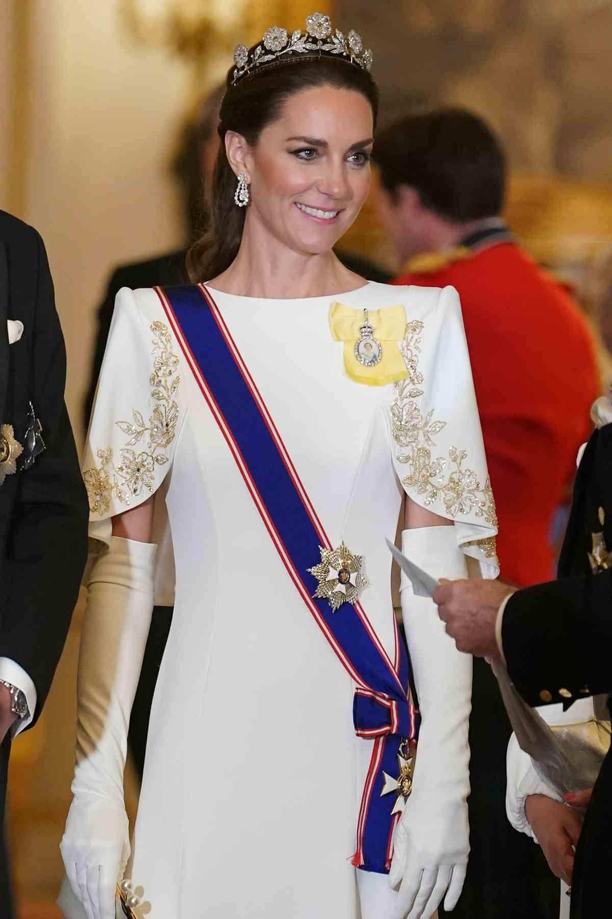 Księżna Kate w białej sukni i diamentowej tiarze. Księżna Kate olśniła w diamentowej tiarze z lat 20. XX wieku. A biała suknia Jenny Packham należy do jej ulubionych kreacji.