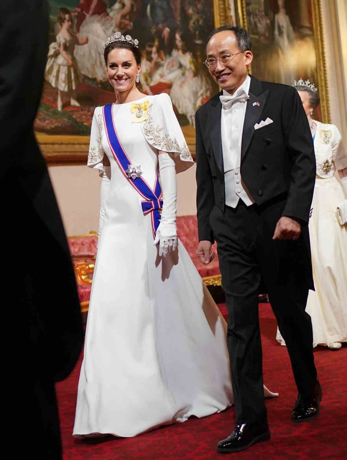 Księżna Kate w białej sukni i diamentowej tiarze. Księżna Kate olśniła w diamentowej tiarze z lat 20. XX wieku. A biała suknia Jenny Packham należy do jej ulubionych kreacji.