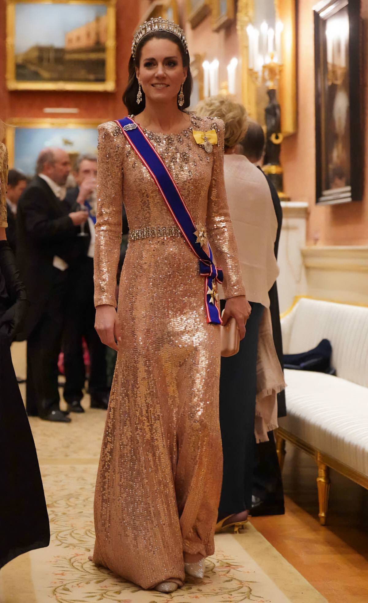 Księżna Kate w cekinowej sukni Jenny Packham. Księżna Kate pojawiła się na przyjęciu w pałacu Buckingham w cekinowej sukni projektu Jenny Packham i diamentowej tiarze Lady Di.