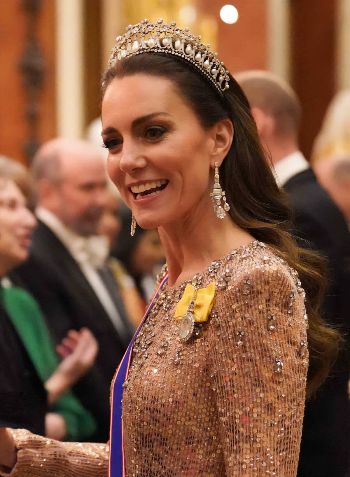 Księżna Kate w cekinowej sukni Jenny Packham. Księżna Kate pojawiła się na przyjęciu w pałacu Buckingham w cekinowej sukni projektu Jenny Packham i diamentowej tiarze Lady Di.