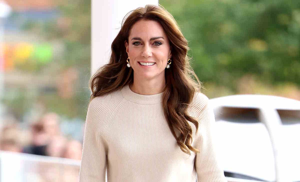 Kate Middleton w świątecznym swetrze na Gwiazdkę 2023. Księżna Kate na oficjalnym profilu na Instagramie pozuje w świątecznym swetrze marki Holland Cooper.
