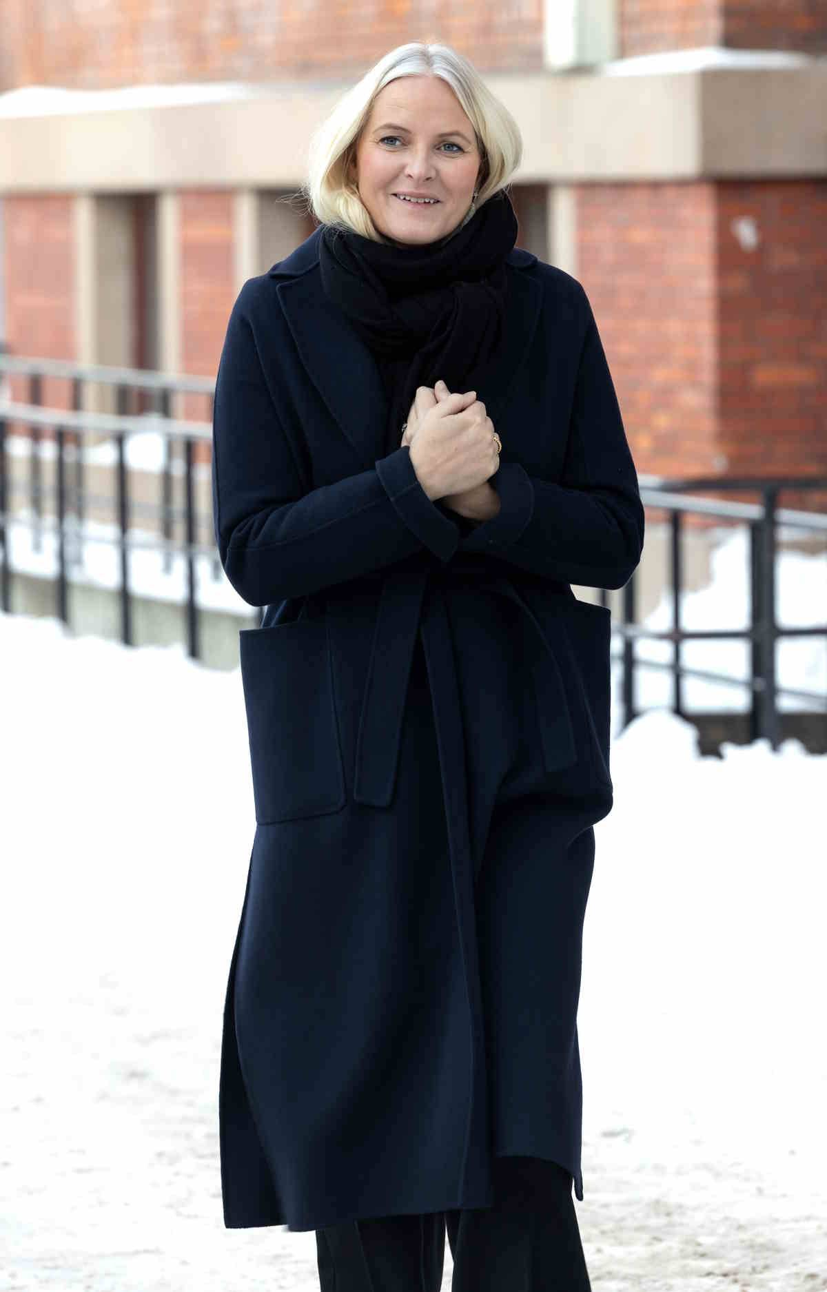 Księżna Norwegii Mette-Marit w czarnym płaszczu.