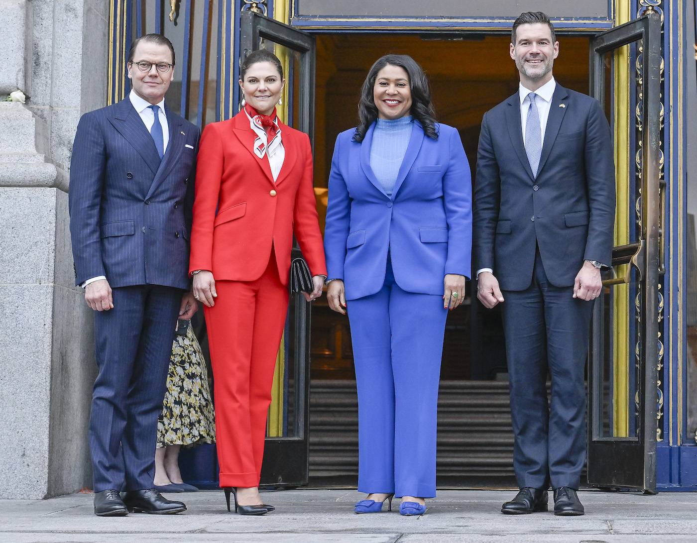 Księżniczka Wiktoria zachwyciła eleganckim biało-czerwonym zestawem uzupełnionym stylową apaszką (Fot. Getty Images / Steve Jennings)
