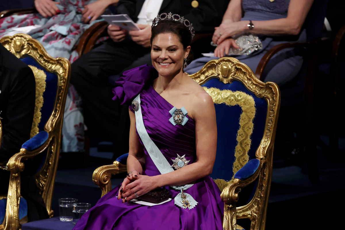 Księżniczka Wiktoria w asymetrycznej fioletowej sukni. Elegancka sukienka w kolorze fioletu była kreacją, którą księżniczka Wiktoria wybrała na ceremonię wręczenia Nagrody Nobla 2023.