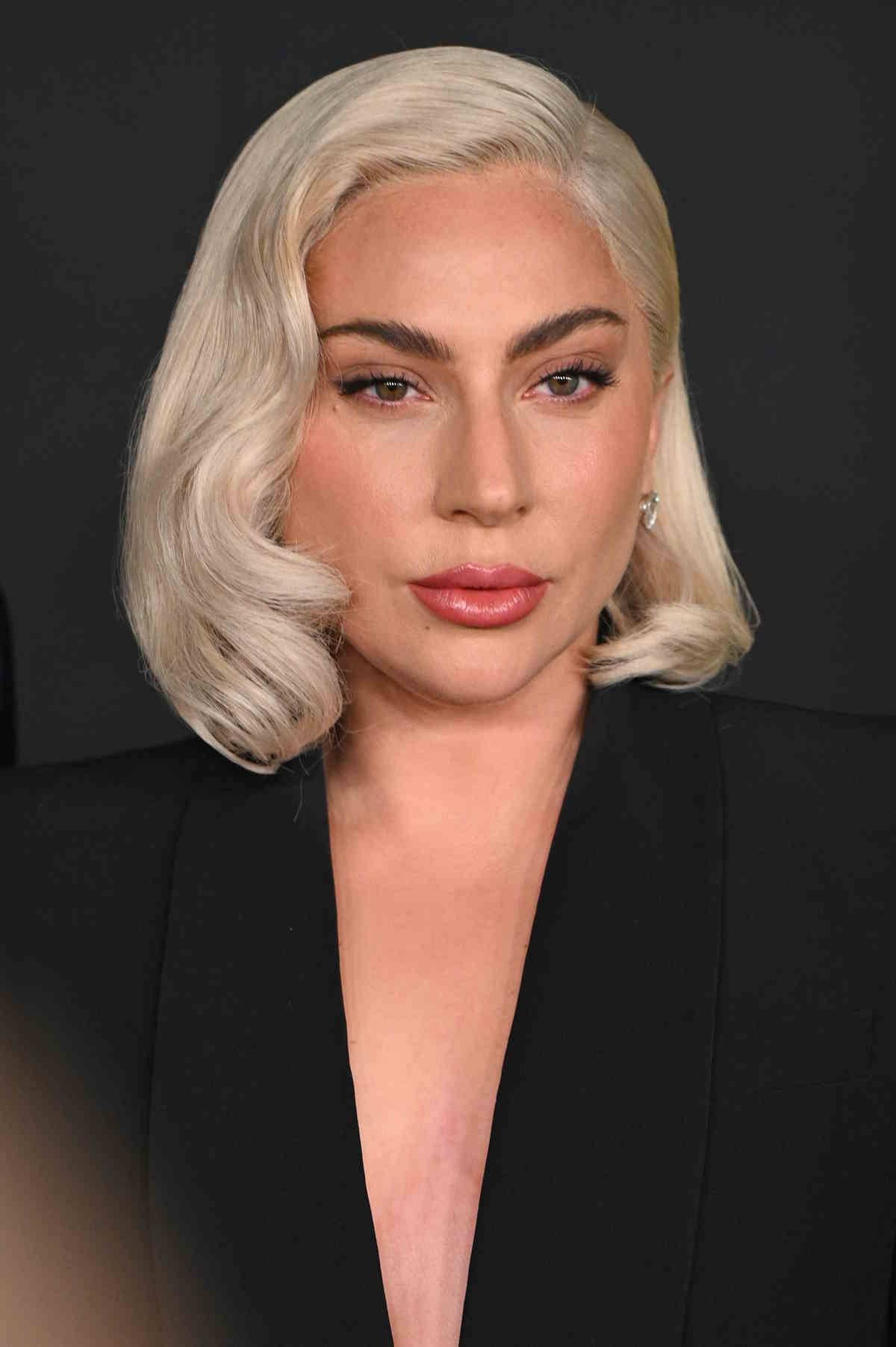 Lady Gaga w czarnym total looku.